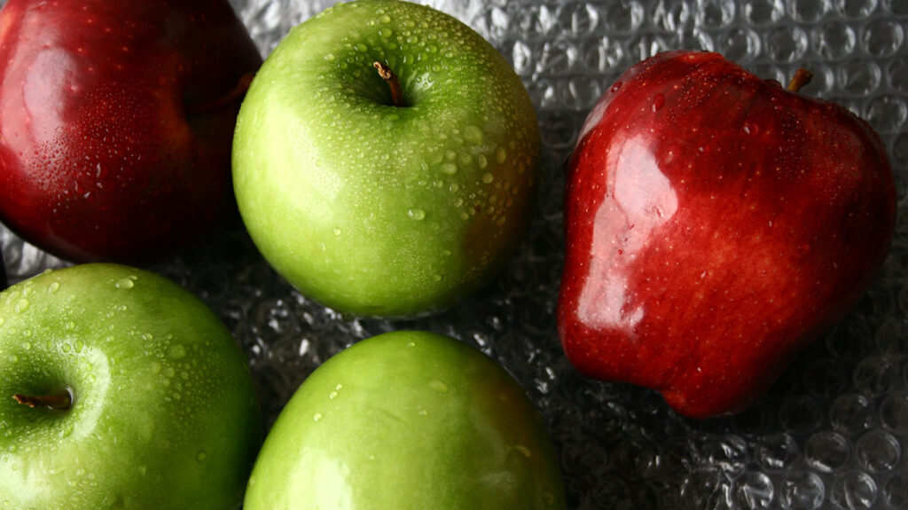 Green and red apples 
